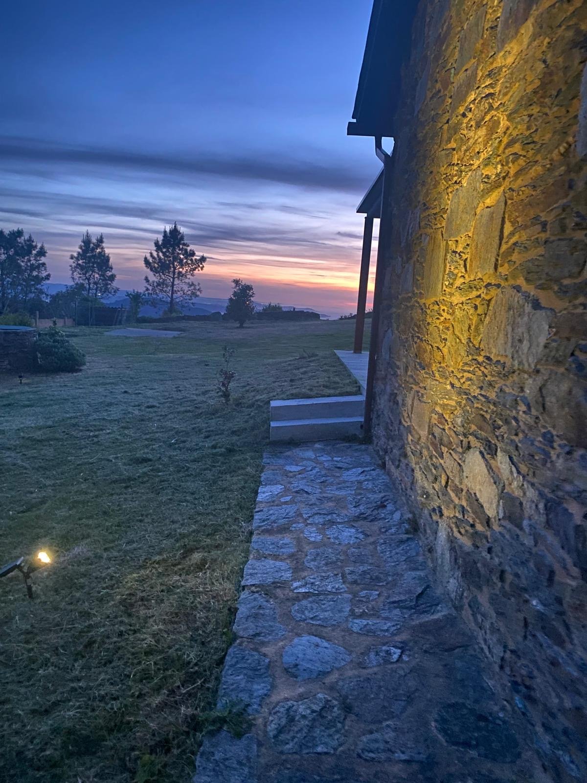 La casa al anochecer