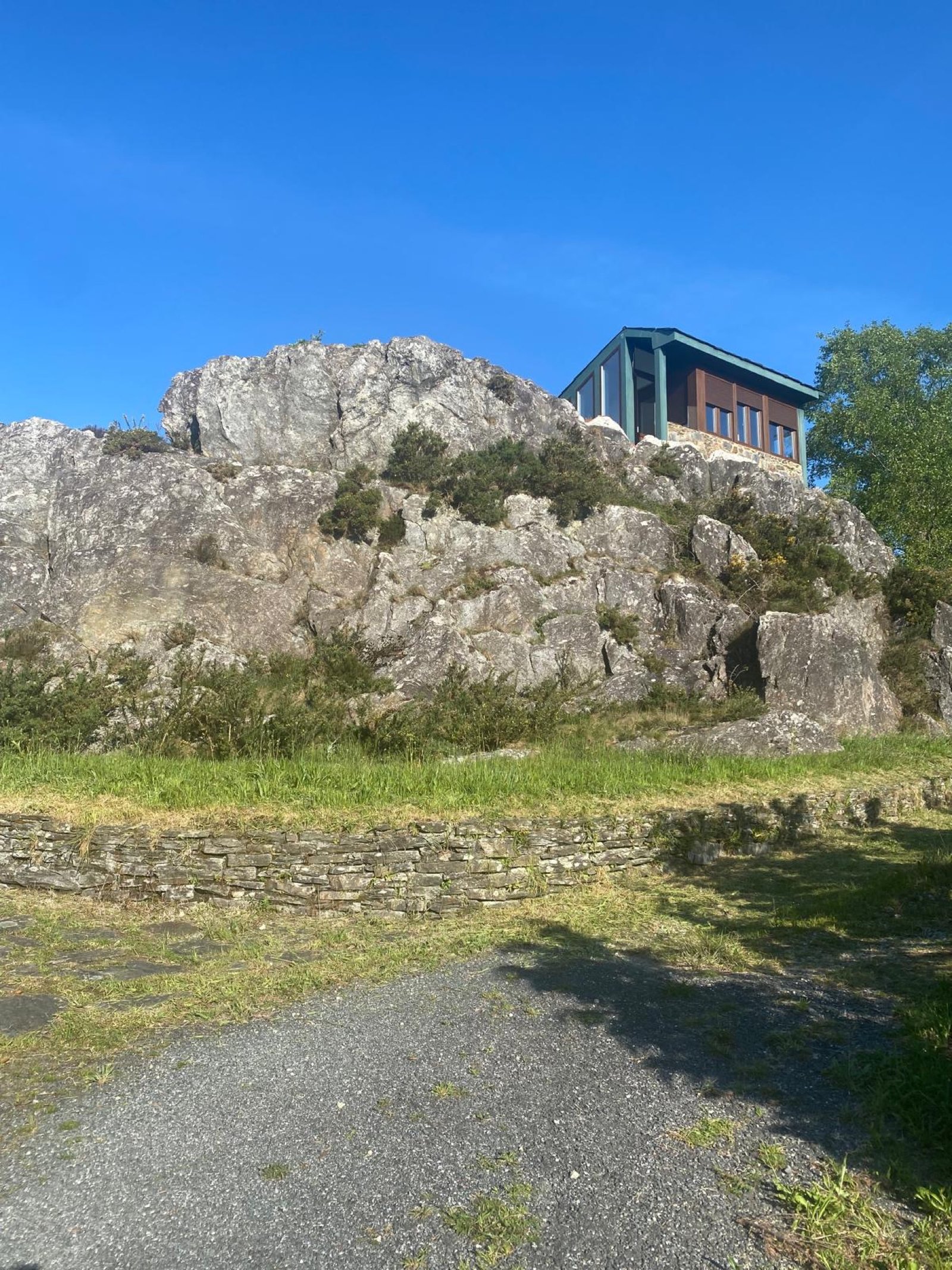 Casa en la Roca sobre el granito, A Capela